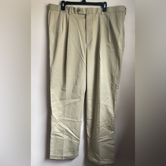 Roundtree & Yorke Men’s  khaki slacks Size 40x32 - Picture 1 of 10